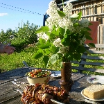 Шашлык и букет сирени